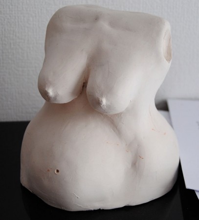 Sculpture terre blanche, buste femme enceinte